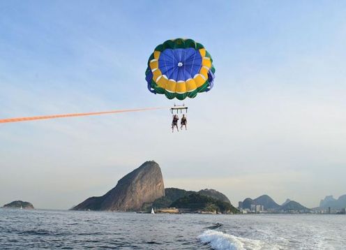 Parasailing en Río de Janeiro. R�o de Janeiro, BRASIL